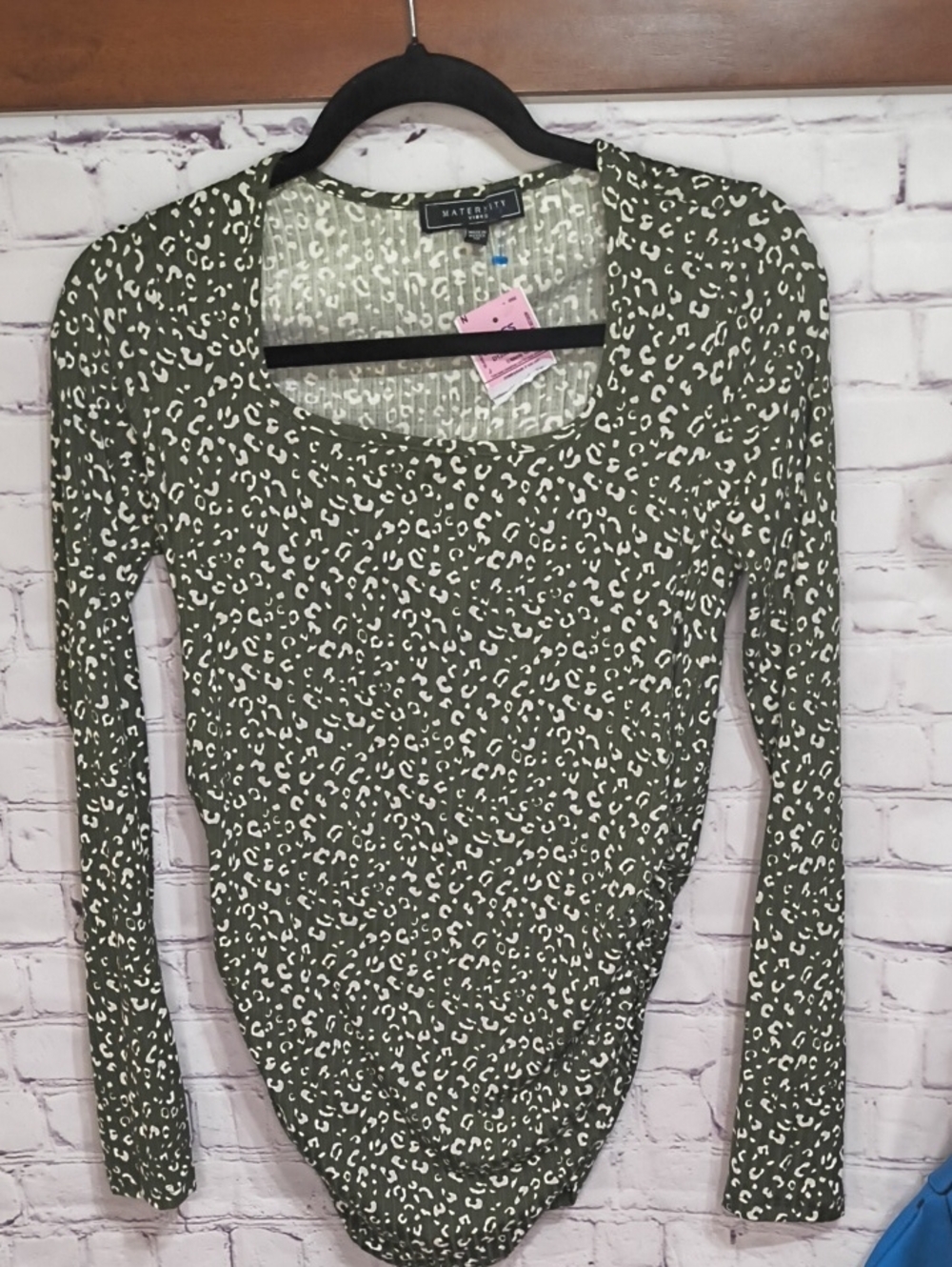 NWT Maternity Olive-Scrunch Sides Long-Sleeve Leopard Print Top size M AE